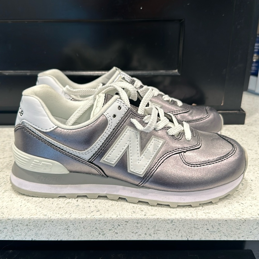 NWOB Women’s New Balance 574 Silver Metallic